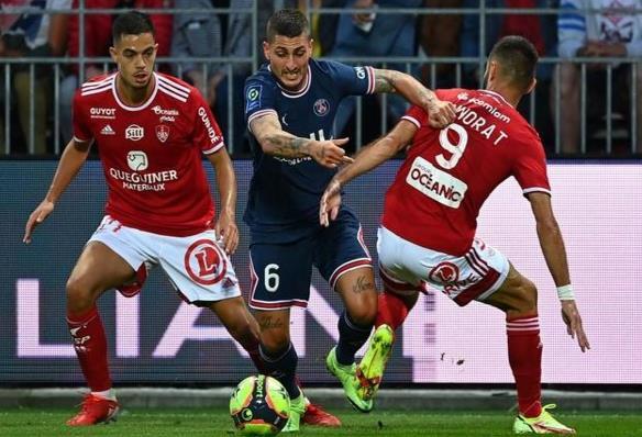  布雷斯特定位球战术奏效，头球制胜斩获法甲三分